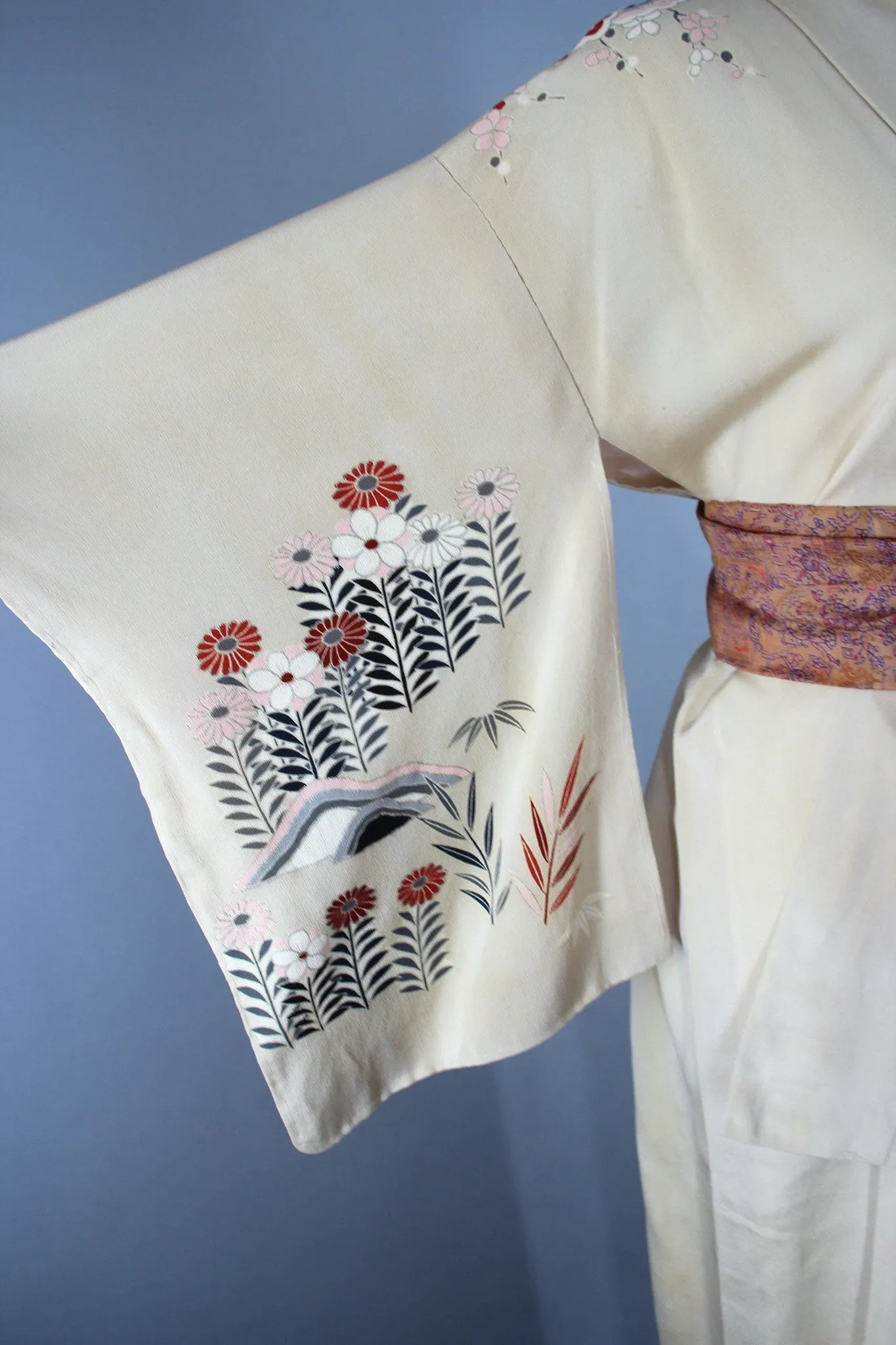 1940s Vintage Silk Kimono Robe in Ivory with an Art Deco Floral Print