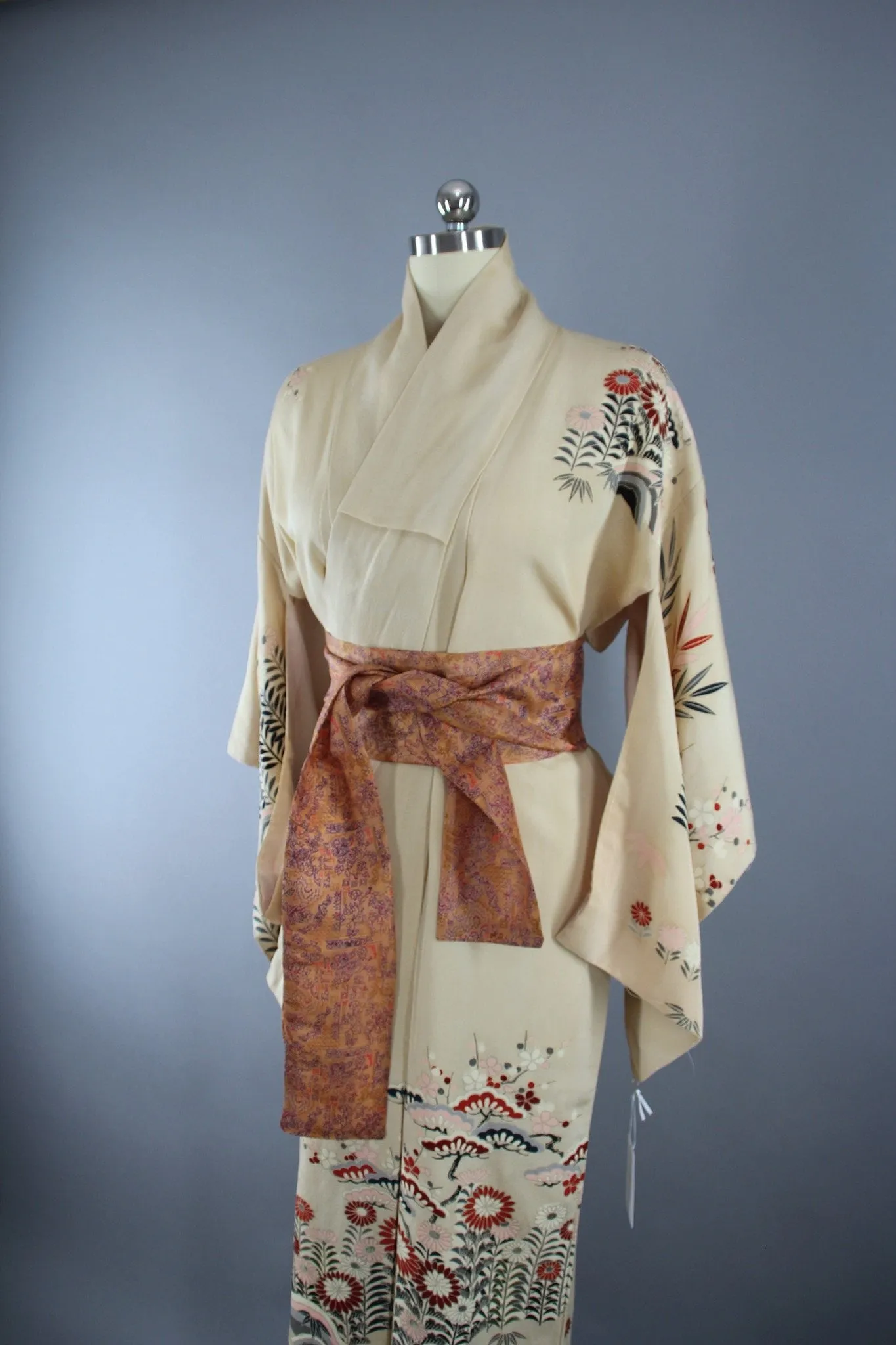 1940s Vintage Silk Kimono Robe in Ivory with an Art Deco Floral Print