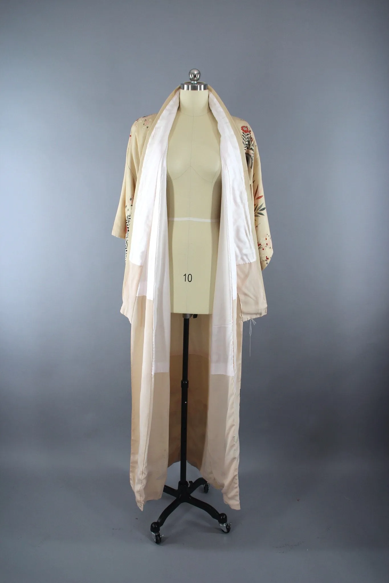 1940s Vintage Silk Kimono Robe in Ivory with an Art Deco Floral Print