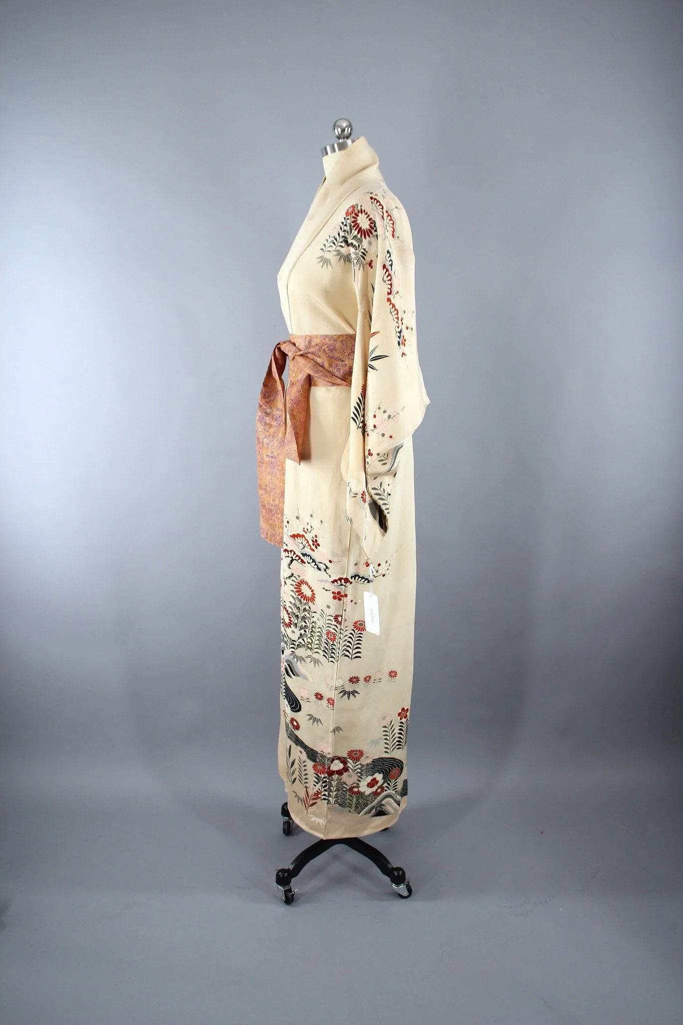 1940s Vintage Silk Kimono Robe in Ivory with an Art Deco Floral Print